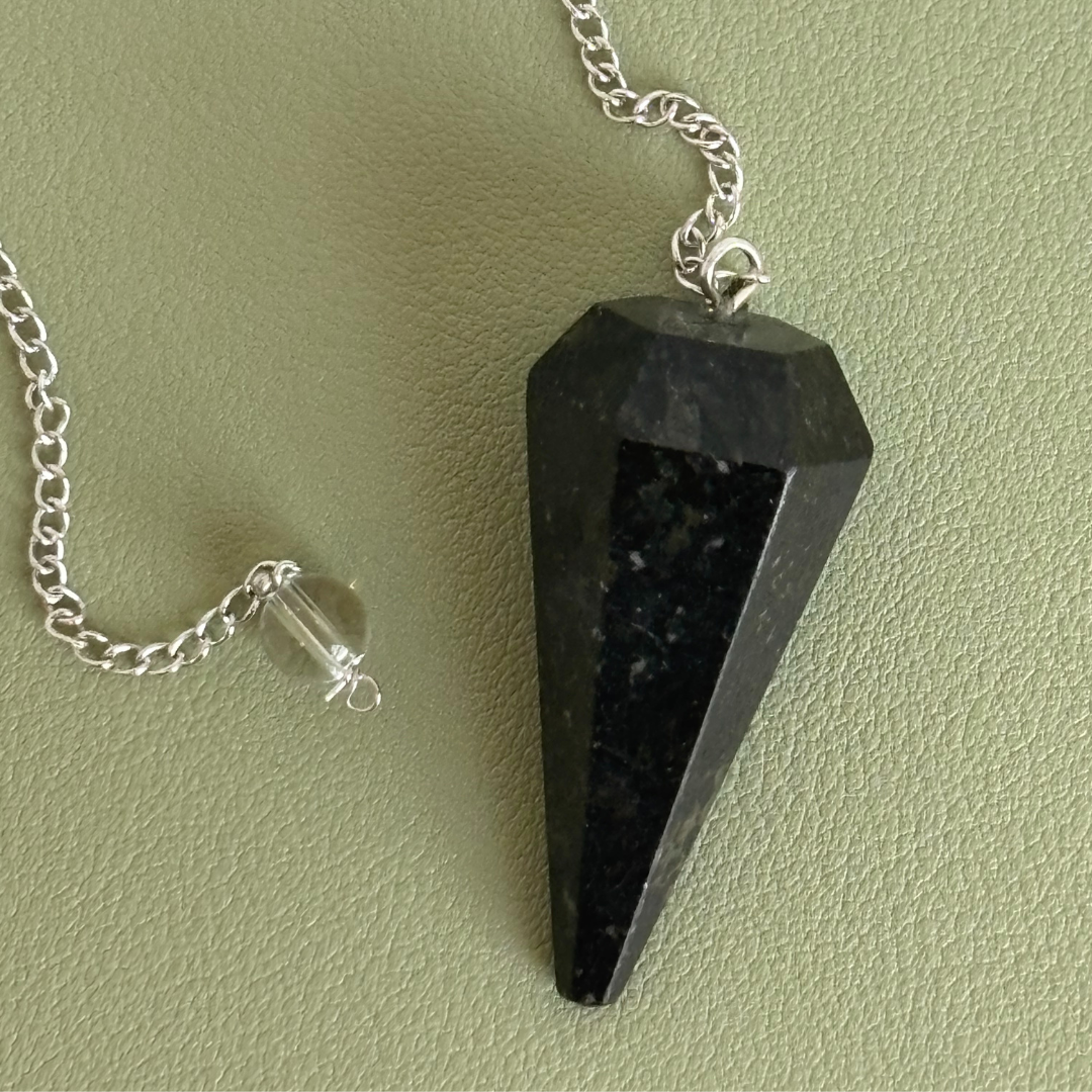 Nuumite Crystal Pendelum